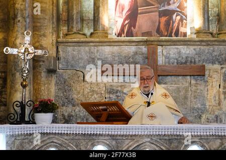 Mossoul, Ninive, Irak. 5 avril 2021. Le Priest irakien prêche pendant la messe de Pâques à l'église Grand Immaculée (al-Tahira-l-Kubra) dans la ville de Qaraqosh (Al-Hamdaniya), à 30 kilomètres au sud-est de la ville de Mossoul.Easter est considéré comme la plus grande et la plus grande fête chrétienne, Comme il commémore la résurrection du Christ des morts après trois jours de sa crucifixion et de sa mort, tel qu'écrit dans le Nouveau Testament, dans lequel le Grand Carême qui dure habituellement quarante jours se termine. Pendant la liturgie, les hymnes sont chantés, des parties de l'ancien Testament de la Bible sont récitées, les hymnes du Halleluj Banque D'Images