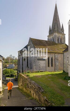 France, Indre et Loire, Ferrière-Larçon, chaque mercredi, le boulanger Gaetan Raguin livre son pain au levain lors d'une visite en vélo de 70 kilomètres Banque D'Images