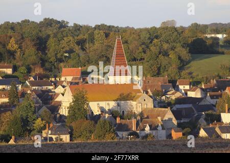 France, Indre et Loire, vallée de la Loire classée au patrimoine mondial de l'UNESCO, Preuilly-sur-Claise, l'église Saint-Pierre, ancienne église abbatiale de style romano-byzantin, possède un clocher unique en Touraine avec carreaux de Bourgogne émaillés Banque D'Images
