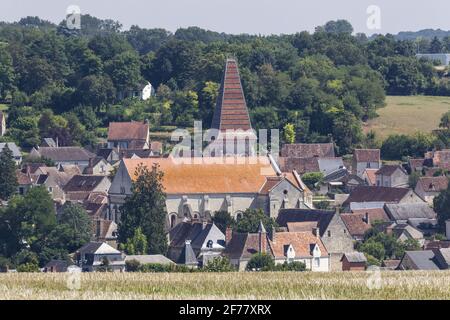 France, Indre et Loire, vallée de la Loire classée au patrimoine mondial de l'UNESCO, Preuilly-sur-Claise, l'église Saint-Pierre, ancienne église abbatiale de style romano-byzantin, possède un clocher unique en Touraine avec carreaux de Bourgogne émaillés Banque D'Images
