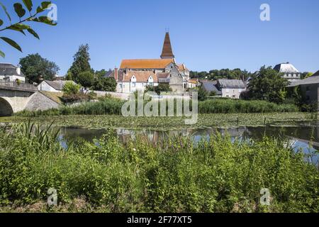 France, Indre et Loire, vallée de la Loire classée au patrimoine mondial de l'UNESCO, Preuilly-sur-Claise, l'église Saint-Pierre, ancienne église abbatiale de style romano-byzantin, possède un clocher unique en Touraine avec carreaux de Bourgogne émaillés Banque D'Images