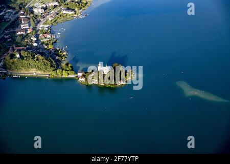 France, haute Savoie, Annecy, vue sur la presqu'île de Duingt, le château de Duingt et le lac autrefois appelé châteauvieux, Le château de Duingt est construit en face du Roc de Chère sur les rives du lac d'Annecy c'est un joyau architectural qui est situé sur une péninsule à la frontière entre le Grand Lac et le petit Lac d'Annecy cette forteresse médiévale existe depuis presque un millennium et offre des activités culturelles d'été (vue aérienne Banque D'Images