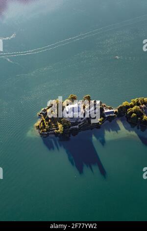 France, haute Savoie, Annecy, vue sur la presqu'île de Duingt, le château de Duingt et le lac autrefois appelé châteauvieux, Le château de Duingt est construit en face du Roc de Chère sur les rives du lac d'Annecy c'est un joyau architectural qui est situé sur une péninsule à la frontière entre le Grand Lac et le petit Lac d'Annecy cette forteresse médiévale existe depuis presque un millennium et offre des activités culturelles d'été (vue aérienne Banque D'Images