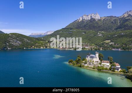 France, haute Savoie, Annecy, vue sur la presqu'île de Duingt, le château de Duingt et le lac autrefois appelé châteauvieux, Le château de Duingt est construit en face du Roc de Chère sur les rives du lac d'Annecy c'est un joyau architectural qui est situé sur une péninsule à la frontière entre le Grand Lac et le petit Lac d'Annecy cette forteresse médiévale existe depuis presque un millennium et offre des activités culturelles d'été (vue aérienne Banque D'Images