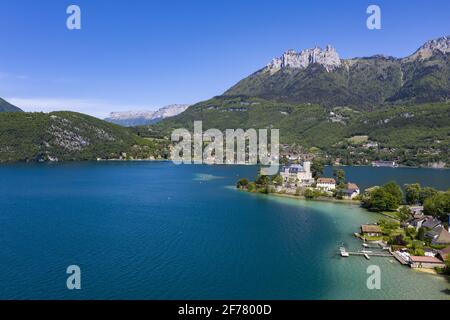 France, haute Savoie, Annecy, vue sur la presqu'île de Duingt, le château de Duingt et le lac autrefois appelé châteauvieux, Le château de Duingt est construit en face du Roc de Chère sur les rives du lac d'Annecy c'est un joyau architectural qui est situé sur une péninsule à la frontière entre le Grand Lac et le petit Lac d'Annecy cette forteresse médiévale existe depuis presque un millennium et offre des activités culturelles d'été (vue aérienne Banque D'Images