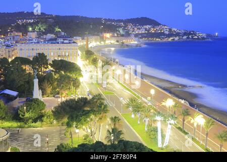 France, Alpes Maritimes, Nice, vue à la tombée de la nuit sur le jardin Albert I, la Baie des Anges avec la colline du château, le phare, le cap de Nice et en arrière-plan le phare du cap Ferrat Banque D'Images