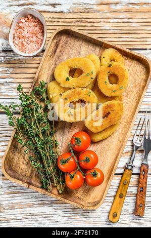 Rondelles d'oignon croustillantes frites panées. Fond en bois blanc. Vue de dessus Banque D'Images