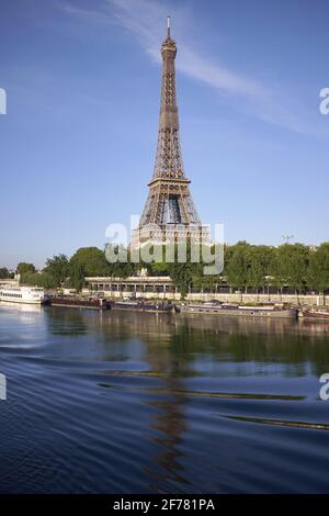 France, Paris, région classée au patrimoine mondial par l'UNESCO, le port de Suffren et la Tour Eiffel Banque D'Images