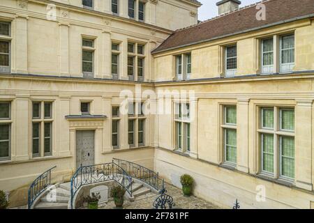 France, Aisne, Château-Thierry, Musée Jean de la Fontaine - ville de Château-Thierry dans le lieu de naissance du poète et écrivain, la façade Renaissance et les marches sur le côté cour Banque D'Images