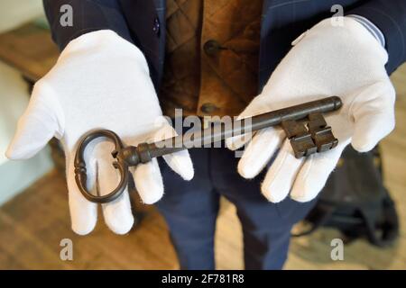 France, Aisne, Château-Thierry, Musée Jean de la Fontaine - ville de Château-Thierry dans le lieu de naissance du poète et écrivain, la clé du grand portail est maintenant absente Banque D'Images