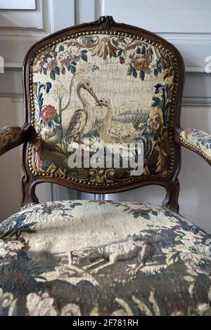 France, Aisne, Château-Thierry, Musée Jean de la Fontaine - ville de Château-Thierry dans le lieu de naissance du poète et écrivain, fauteuil Louis XV recouvert de tapisserie Aubusson représentant un Fable Banque D'Images