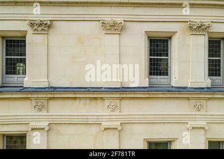 France, Aisne, Château-Thierry, Musée Jean de la Fontaine - ville de Château-Thierry dans le lieu de naissance du poète et écrivain, capitales et croissants entrelacés sur la cour face à la façade Renaissance Banque D'Images