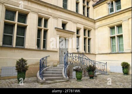 France, Aisne, Château-Thierry, Musée Jean de la Fontaine - ville de Château-Thierry dans le lieu de naissance du poète et écrivain, la façade Renaissance et les marches sur le côté cour Banque D'Images