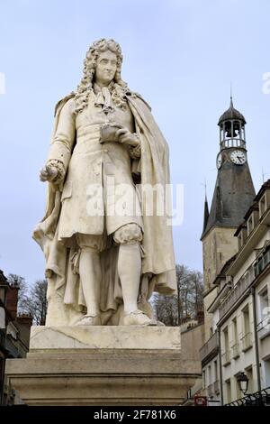 France, Aisne, Château-Thierry, statue de Jean de la Fontaine du sculpteur Charles-René Laitié et tour Balhan en arrière-plan Banque D'Images