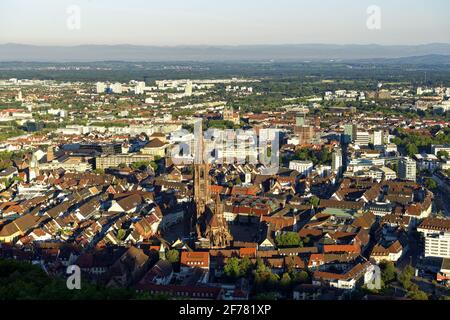 Allemagne, Bade-Wurtemberg, Fribourg im Breisgau, vue du Schlossberg avec la cathédrale (Münster) et le Sacré coeur de l'église de Jésus en arrière-plan Banque D'Images