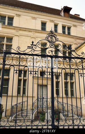 France, Aisne, Château-Thierry, Musée Jean de la Fontaine - ville de Château-Thierry dans le lieu de naissance du poète et écrivain, la façade Renaissance et les marches sur le côté cour Banque D'Images