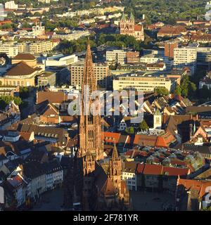 Allemagne, Bade-Wurtemberg, Fribourg im Breisgau, vue du Schlossberg avec la cathédrale (Münster) et le Sacré coeur de l'église de Jésus en arrière-plan Banque D'Images