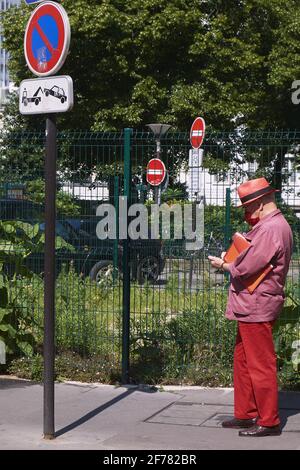 France, Paris, Covid 19 ou confinement du coronavirus, Homme portant un masque rouge assorti à ses vêtements Banque D'Images