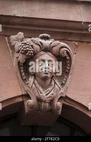 France, Bas Rhin, Strasbourg, vieille ville classée au patrimoine mondial de l'UNESCO, Grand rue, Maison d'ours construite pour le boulanger Jean Jung en 1769, mascaron, saisons, automne Banque D'Images