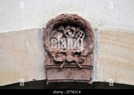 France, Bas Rhin, Strasbourg, vieille ville classée au patrimoine mondial de l'UNESCO, Quai Turckheim, linteau de maison, clé de suspension, emblème d'un brasseur 1780 Banque D'Images