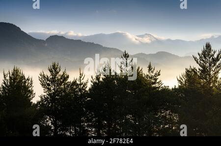 Vallée de la Saldes (Berguedà) au lever du soleil d'été avec brouillard, vue de Maçaners (province de Barcelone, Catalogne, Espagne, Pyrénées) ESP: Amanecer al Berguedà Banque D'Images