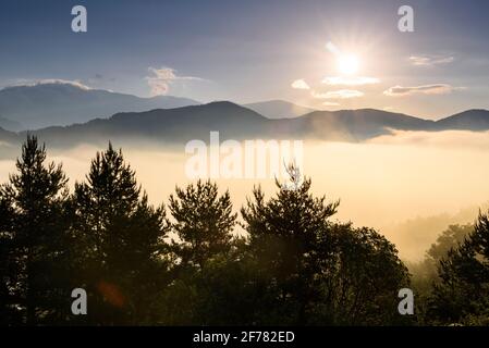 Vallée de la Saldes (Berguedà) au lever du soleil d'été avec brouillard, vue de Maçaners (province de Barcelone, Catalogne, Espagne, Pyrénées) ESP: Amanecer al Berguedà Banque D'Images