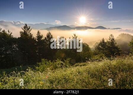 Vallée de la Saldes (Berguedà) au lever du soleil d'été avec brouillard, vue de Maçaners (province de Barcelone, Catalogne, Espagne, Pyrénées) ESP: Amanecer al Berguedà Banque D'Images