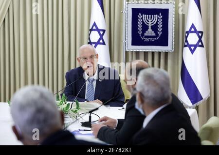 Jérusalem, Israël. 05 avril 2021. Le président israélien Reuven Rivlin(C) s'entretient avec Mansour Abbas (R), homme politique arabe israélien, leader de la liste des Arabes Unis, lorsqu'il assiste à des consultations sur qui pourrait former le prochain gouvernement de coalition, à la résidence du président à Jérusalem, le lundi 5 avril 2021. Photo de piscine par Amir Cohen/UPI crédit: UPI/Alay Live News Banque D'Images