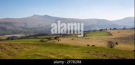 Un panorama des balises Brecon montrant Penyfan et Corn du, les plus hauts sommets des montagnes Brecon Beacon dans le sud du pays de Galles, au Royaume-Uni Banque D'Images