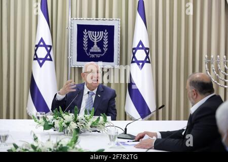 Jérusalem, Israël. 05 avril 2021. Le président israélien Reuven Rivlin(C) s'entretient avec Mansour Abbas (R), homme politique arabe israélien, leader de la liste des Arabes Unis, lorsqu'il assiste à des consultations sur qui pourrait former le prochain gouvernement de coalition, à la résidence du président à Jérusalem, le lundi 5 avril 2021. Photo de piscine par Amir Cohen/UPI crédit: UPI/Alay Live News Banque D'Images