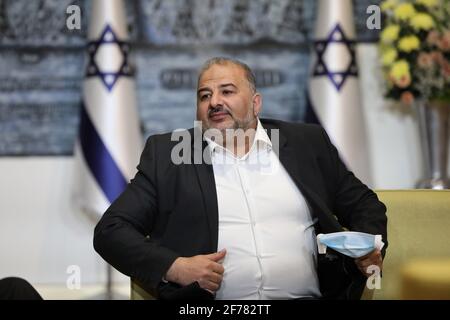 Jérusalem, Israël. 05 avril 2021. Homme politique arabe israélien, leader de la liste arabe unie, Mansour Abbas assiste à une consultation avec le président israélien Reuven Rivlin sur qui pourrait former le prochain gouvernement de coalition, à la résidence du président à Jérusalem le lundi 5 avril 2021. Photo de piscine par Amir Cohen/UPI crédit: UPI/Alay Live News Banque D'Images