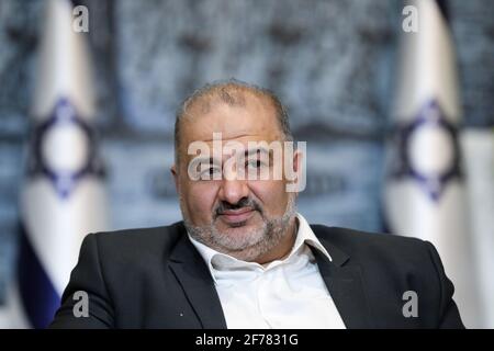 Jérusalem, Israël. 05 avril 2021. Homme politique arabe israélien, leader de la liste arabe unie, Mansour Abbas assiste à une consultation avec le président israélien Reuven Rivlin sur qui pourrait former le prochain gouvernement de coalition, à la résidence du président à Jérusalem le lundi 5 avril 2021. Photo de piscine par Amir Cohen/UPI crédit: UPI/Alay Live News Banque D'Images