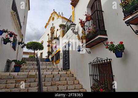 Des marches en pierre mènent vers le haut à l'église Santa María de los Remedios dans Estepona en Espagne Banque D'Images