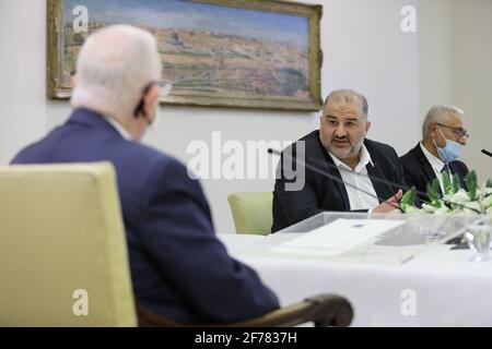 Jérusalem, Israël. 05 avril 2021. Homme politique arabe israélien, leader de la liste arabe unie, Mansour Abbas assiste à une consultation avec le président israélien Reuven Rivlin sur qui pourrait former le prochain gouvernement de coalition, à la résidence du président à Jérusalem le lundi 5 avril 2021. Photo de piscine par Amir Cohen/UPI crédit: UPI/Alay Live News Banque D'Images