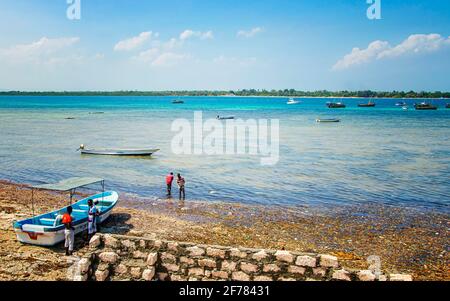 Île de Wasini, Kenya, AFRIQUE - 26 février 2020 : hommes et navires et petits bateaux sur l'eau de l'île sauvage. C'est l'océan Indien bleu pur. Banque D'Images