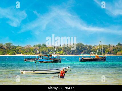 Île de Wasini, Kenya, AFRIQUE - 26 février 2020 : vue sur le paysage sur les navires et les petits bateaux sur l'eau sur l'île sauvage. C'est l'Indien bleu pur Banque D'Images