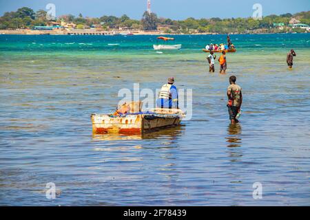 Île de Wasini, Kenya, AFRIQUE - 26 février 2020 : hommes et navires et petits bateaux sur l'eau de l'île sauvage. C'est l'océan Indien bleu pur. Banque D'Images