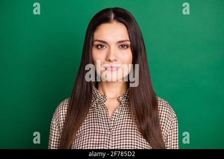 Photo de confiance calme mature dame regarder l'appareil photo porter damed arrière-plan de couleur verte isolée de chemise Banque D'Images