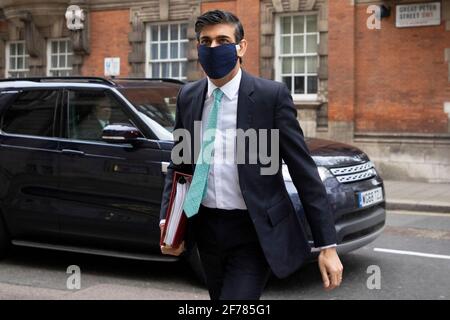 28/02/2021. Londres, Royaume-Uni. Le chancelier de l'Échiquier Rishi Sunak arrive dans les studios de télévision près des chambres du Parlement. Plus tard aujourd'hui, il apparaîtra sur Sophy Ridge dimanche. Crédit photo : George Cracknell Wright Banque D'Images