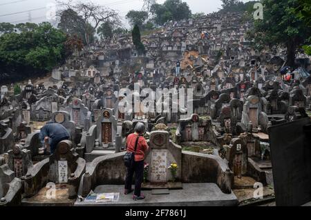 Hong Kong, Chine. 04e avril 2021. Les gens sont vus dans un cimetière pendant le Ching Ming Festival à Hong Kong. Le Ching Ming Festival annuel, Lorsque les gens visitent les tombes de parents décédés et quittent leur famille en souvenir et dans le respect que le gouvernement de Hong Kong tente de garder le nombre de cas infectés par le coronavirus COVID-19 sous contrôle alors que davantage de personnes se font vacciner. (Photo par Miguel Candela/SOPA Images/Sipa USA) crédit: SIPA USA/Alay Live News Banque D'Images