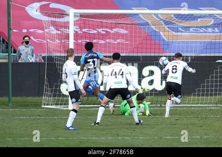 Le ballon rebondit au large de Matt Grimes de Swansea City (8) pour un but propre après que Scott Sinclair de Preston ne (31) a un effort de portée proche à but, donnant à Preston une avance de 0-1. EFL Skybet Championship Match, Swansea City v Preston North End au Liberty Stadium de Swansea le lundi 5 avril 2021. Cette image ne peut être utilisée qu'à des fins éditoriales. Utilisation éditoriale uniquement, licence requise pour une utilisation commerciale. Aucune utilisation dans les Paris, les jeux ou les publications d'un seul club/ligue/joueur. photo par Andrew Orchard/Andrew Orchard sports photographie/Alamy Live news Banque D'Images