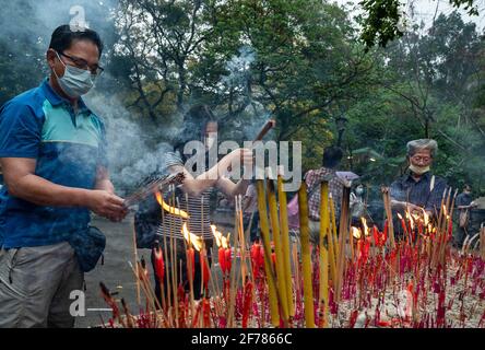 Hong Kong, Chine. 04e avril 2021. Les gens brûlent de l'encens dans un cimetière pendant le Ching Ming Festival à Hong Kong. Le Ching Ming Festival annuel, Lorsque les gens visitent les tombes de parents décédés et quittent leur famille en souvenir et dans le respect que le gouvernement de Hong Kong tente de garder le nombre de cas infectés par le coronavirus COVID-19 sous contrôle alors que davantage de personnes se font vacciner. (Photo par Miguel Candela/SOPA Images/Sipa USA) crédit: SIPA USA/Alay Live News Banque D'Images