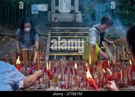 Hong Kong, Chine. 04e avril 2021. Les gens brûlent de l'encens dans un cimetière pendant le Ching Ming Festival à Hong Kong. Le Ching Ming Festival annuel, Lorsque les gens visitent les tombes de parents décédés et quittent leur famille en souvenir et dans le respect que le gouvernement de Hong Kong tente de garder le nombre de cas infectés par le coronavirus COVID-19 sous contrôle alors que davantage de personnes se font vacciner. (Photo par Miguel Candela/SOPA Images/Sipa USA) crédit: SIPA USA/Alay Live News Banque D'Images