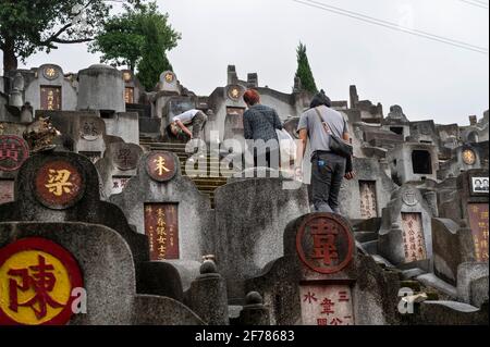 Hong Kong, Chine. 04e avril 2021. Les gens ont vu marcher dans un cimetière pendant le Ching Ming Festival à Hong Kong. Le Ching Ming Festival annuel, Lorsque les gens visitent les tombes de parents décédés et quittent leur famille en souvenir et dans le respect que le gouvernement de Hong Kong tente de garder le nombre de cas infectés par le coronavirus COVID-19 sous contrôle alors que davantage de personnes se font vacciner. (Photo par Miguel Candela/SOPA Images/Sipa USA) crédit: SIPA USA/Alay Live News Banque D'Images