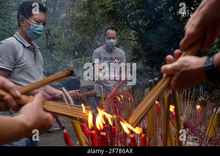 Hong Kong, Chine. 04e avril 2021. Les gens brûlent de l'encens dans un cimetière pendant le Ching Ming Festival à Hong Kong. Le Ching Ming Festival annuel, Lorsque les gens visitent les tombes de parents décédés et quittent leur famille en souvenir et dans le respect que le gouvernement de Hong Kong tente de garder le nombre de cas infectés par le coronavirus COVID-19 sous contrôle alors que davantage de personnes se font vacciner. (Photo par Miguel Candela/SOPA Images/Sipa USA) crédit: SIPA USA/Alay Live News Banque D'Images