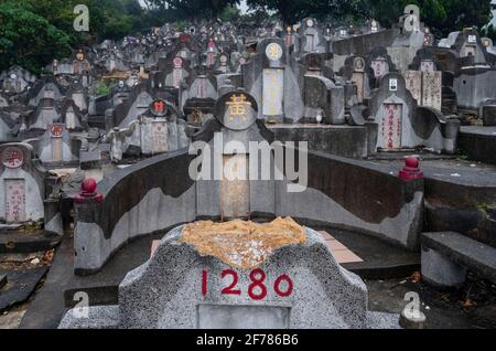 Hong Kong, Chine. 04e avril 2021. Une chambre de sépulture endommagée est vue dans un cimetière pendant le Ching Ming Festival à Hong Kong. Le Ching Ming Festival annuel, Lorsque les gens visitent les tombes de parents décédés et quittent leur famille en souvenir et dans le respect que le gouvernement de Hong Kong tente de garder le nombre de cas infectés par le coronavirus COVID-19 sous contrôle alors que davantage de personnes se font vacciner. (Photo par Miguel Candela/SOPA Images/Sipa USA) crédit: SIPA USA/Alay Live News Banque D'Images