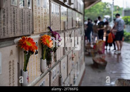 Hong Kong, Chine. 04e avril 2021. Les gens quittent les œillets dans un columbarium pendant le Ching Ming Festival à Hong Kong. Le Ching Ming Festival annuel, Lorsque les gens visitent les tombes de parents décédés et quittent leur famille en souvenir et dans le respect que le gouvernement de Hong Kong tente de garder le nombre de cas infectés par le coronavirus COVID-19 sous contrôle alors que davantage de personnes se font vacciner. (Photo par Miguel Candela/SOPA Images/Sipa USA) crédit: SIPA USA/Alay Live News Banque D'Images