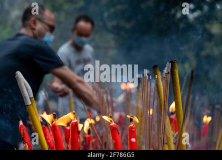 Hong Kong, Chine. 04e avril 2021. Les gens brûlent de l'encens dans un cimetière pendant le Ching Ming Festival à Hong Kong. Le Ching Ming Festival annuel, Lorsque les gens visitent les tombes de parents décédés et quittent leur famille en souvenir et dans le respect que le gouvernement de Hong Kong tente de garder le nombre de cas infectés par le coronavirus COVID-19 sous contrôle alors que davantage de personnes se font vacciner. (Photo par Miguel Candela/SOPA Images/Sipa USA) crédit: SIPA USA/Alay Live News Banque D'Images