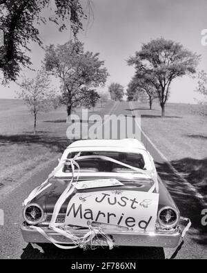 ANNÉES 1960, UN COUPLE ANONYME DE JEUNES MARIÉS EN VOITURE CONVERTIBLE AVEC JUSTE MARIÉ INSCRIVEZ-VOUS EN MARCHE ARRIÈRE SUR LA HIGHWAY OFF JUSQU'À LA AVENIR - B21020 HAR001 CÉLÉBRATION HARS FEMMES MARIÉ ÉVÉNEMENT RURAL CONJOINT ÉPOUX COPIE ESPACE AMITIÉ AUTOROUTE FEMMES MARIAGE PERSONNES AUTOMOBILE HOMMES TRONC SYMBOLES JUSTE CÉRÉMONIE TRANSPORT PARTENAIRE B&W LIBERTÉ RÊVES TÊTE ET ÉPAULES AVENTURE GRAND ANGLE PERSONNALISÉ AUTOS PROGRÈS EXTÉRIEUR TRADITION NUPTIAL NUPTIALS OCCASION DIRECTION SE MARIANT DANS SUR LE UP CONCEPT CONNEXION AUTOMOBILES CONCEPTUELLES ÉCHAPPER RITE DE PASSAGE VÉHICULES WED ANONYME NOUVEAUX CONCEPTS SYMBOLIQUES Banque D'Images