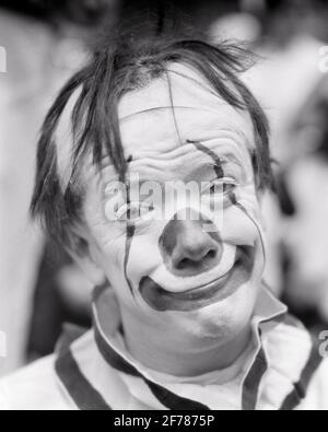 ANNÉES 1920, DANS LES ANNÉES 1930, PORTRAIT D'UN HOMME SOURIANT, UN WHITEFACE AMÉRICAIN TRADITIONNEL CLOWN BUFFOONISH REGARDANT LA CAMÉRA - C3711 HAR001 EXPRESSIONS HARS TROUBLE B&W D'ÂGE MOYEN INQUIET TRISTESSE HOMME D'ÂGE MOYEN CLOWNS CONTACT VISUEL ARTS DE LA SCÈNE BONHEUR HUMORISTIQUE TÊTE ET ÉPAULES ARTISTE COMIQUE ENTERTAINER HUMEUR OCCUPATIONS CONCEPTUEL GLUM CLOWN WHITE COMÉDIE JESTER CRÉATIVITÉ MISÉRABLE FACE PEINTE TRAGIQUE NOIR ET BLANC CAUCASIEN ETHNICITÉ IDIOT HAR001 DÉMODÉE Banque D'Images